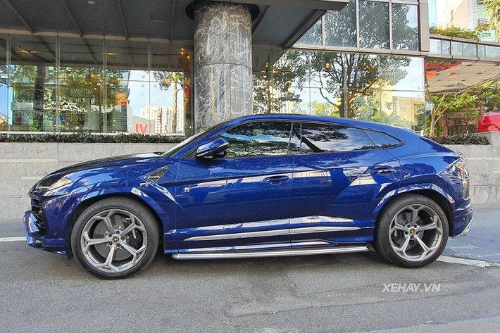 Khả năng phanh của Urus cũng ấn tượng không kém: xe chỉ cần 33,7 mét để giảm tốc từ 100 km/h về vị trí đứng yên (với lốp Pirelli P Zero được phát triển riêng cho Urus). Để đạt được điều đó, Lamborghini Urus sở hữu bộ phanh gốm các-bon “khủng” nhất từ trước đến nay với cấu hình: đĩa phanh trước kích thước 440 mm, cùm phanh 10 xy-lanh thủy lực, đĩa phanh sau 370 mm x 30 mm, cùm phanh 6 xy-lanh thủy lực.