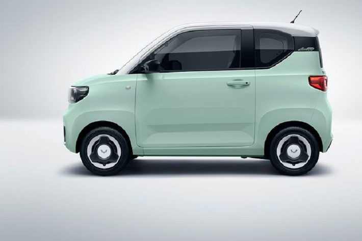 Vì sở hữu kích thước nhỏ, chỉ dài 2.917 mm, rộng 1.493 mm, cao 1.621 mm và chiều dài cơ sở 1.940 mm, nên mẫu ô tô điện Trung Quốc này chỉ được trang bị nội thất 4 chỗ. Để đủ chỗ cho 4 người ngồi, Wuling Hongguang Mini EV trên thực tế không có khoang hành lý đúng nghĩa. Nếu muốn chở đồ, người lái phải gập hàng ghế sau xuống để có khoang hành lý với thể tích 740 lít. Nói cách khác, nếu chở theo 4 người, Wuling Hongguang Mini EV sẽ phải nói "không" với hành lý và ngược lại.