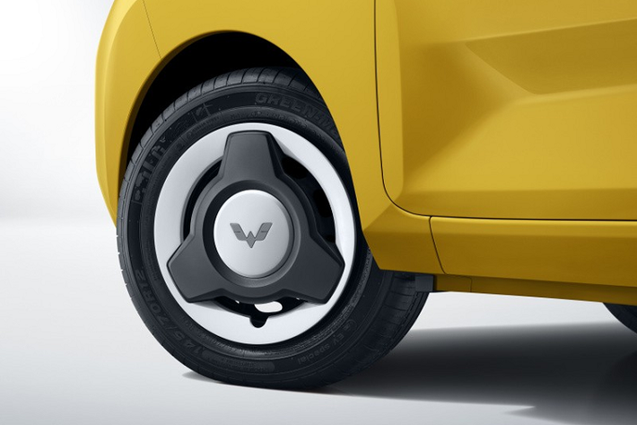 Chưa hết, Wuling Hongguang Mini EV Macaron còn có những chi tiết riêng như tạo hình bên trong đèn pha và đèn hậu, đèn sương mù trước hay bộ vành la-zăng trông trẻ trung, thời trang hơn. Ở giữa 2 đèn pha của mẫu xe này không còn là lưới tản nhiệt giả nữa. Thay vào đó là tấm ốp bằng nhựa màu đen, đi kèm logo của nhà sản xuất.
