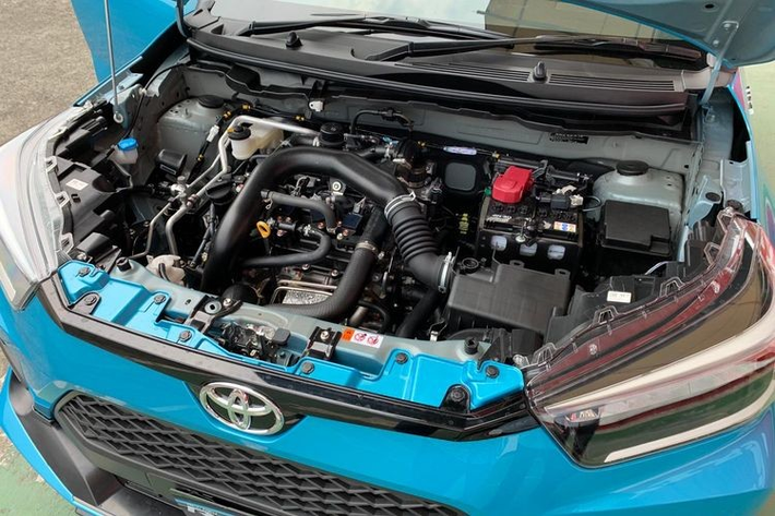 Về an toàn, Toyota Raize 2021 có những trang bị tiêu chuẩn như hệ thống chống bó cứng phanh ABS, cân bằng điện tử, hỗ trợ khởi hành ngang dốc, cảnh báo thắt dây an toàn, cảm biến đỗ xe, camera lùi và 2 túi khí.