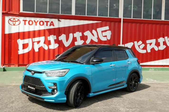 Khi mua Toyota Raize 2021, khách hàng Indonesia có thể chọn 1 trong 6 màu sơn là đen, xám, đỏ, bạc, xanh ngọc, vàng và trắng. Với 2 bản dùng máy 1.0L, khách hàng có thể chi thêm tiền để trang bị nóc màu đen cho xe.