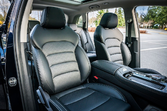 Những trang bị đáng chú ý khác bên trong mẫu SUV Trung Quốc này bao gồm sạc điện thoại thông minh, hệ thống đèn viền Ambient Lighting, ổ điện 220 V, lọc bụi mịn PM2.5, kính màu tối ở cửa sổ sau, gương chiếu hậu chống chói và cửa sổ trời toàn cảnh Panorama.