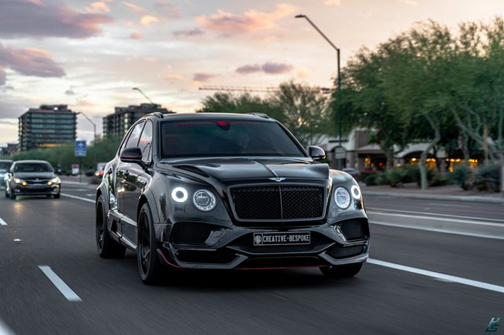  Bentley Bentayga siêu sang đã được Creative Bespoke "lột xác" qua bộ bodykit thân rộng, bao gồm các vòm bánh xe và ốp sườn mở rộng, líp trước mới, cánh gió trước tinh chỉnh, nắp ca-pô phồng lên, bộ khuếch tán hầm hố, cánh gió gắn trên mái và cánh gió sau thể thao.