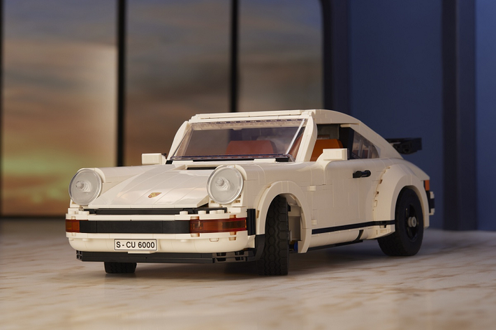 Lego vừa ra mắt bộ lắp ráp mới dựa trên thiết kế của mẫu siêu xe Porsche 911 (tên mã 930). Sản phẩm này được khuyến cáo phù hợp với người chơi từ 18 tuổi bởi độ phức tạp của mô hình gồm 1.458 mảnh ghép.
