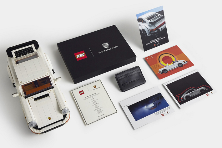 Những bộ lắp ráp Porsche 911 đặt hàng sớm sẽ được Lego tặng kèm giấy chứng nhận phiên bản giới hạn, ví đựng thẻ có logo Porsche và 4 mẫu poster quảng cáo. Số lượng cụ thể của gói quà tặng này không được công bố.
