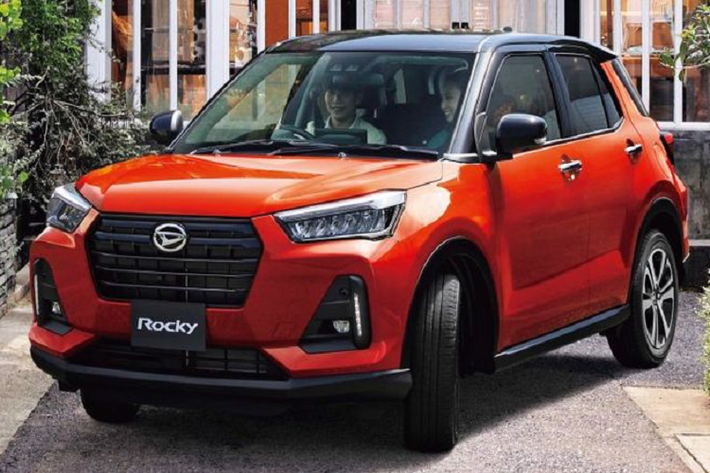 Thay đổi quan trọng nhất của Daihatsu Rocky và Toyota Raize 2021 mới chính là việc bổ sung kết nối Android Auto cho màn hình cảm ứng thông tin giải trí 9 inch (tùy chọn) vốn đã có Apple CarPlay.