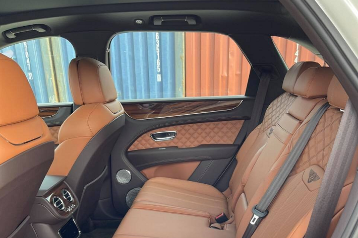 Cụ thể, chiếc xe Bentley Bentayga V8 mới về nước sở hữu bộ áo màu bạc Moonbeam có thể cho ra màu trắng đục khi xe đi dưới trời nắng. Bentley Bentayga V8 có đèn hậu mới và ống xả kép thiết kế khác biệt so với bản cũ