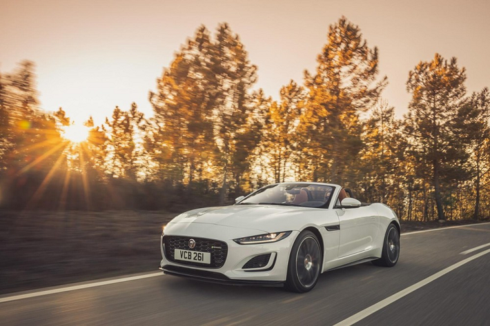 Jaguar vừa công bố phiên bản 2022 cho dòng xe thể thao F-Type dành cho thị trường Mỹ với thay đổi đáng chú ý. Theo đó, mẫu xe thể thao Jaguar F-Type 2022 mới tại thị trường Mỹ sẽ chỉ còn một tùy chọn động cơ duy nhất là V8, hai bản động cơ V6 và I4 đã bị loại bỏ và không còn được bán ra tại thị trường này. Bản trang bị F-Type có giá thấp nhất là F-Type P450 sẽ có hai dáng coupe hoặc convertible mui trần.