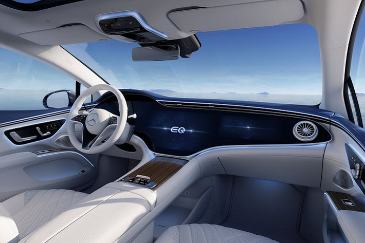 Về ngoại thất, kiểu dáng tổng thể của Mercedes EQS mang hơi hướng mềm mại và giàu tính nghệ thuật. Bên trong không gian cabin, mẫu "Flagship" đến từ thương hiệu Ngôi sao ba cánh thể hiện đầy đủ vẻ đẹp của công nghệ khi có tới 5 màn hình trang bị trong xe, bao gồm 3 màn hình ở khu vực phía trước và 2 màn hình ở hàng ghế sau. Bộ ba màn hình phía trước trên EQS được trang bị vi xử lý 24 GB RAM cùng phần mềm MBUX thế hệ mới nhất.