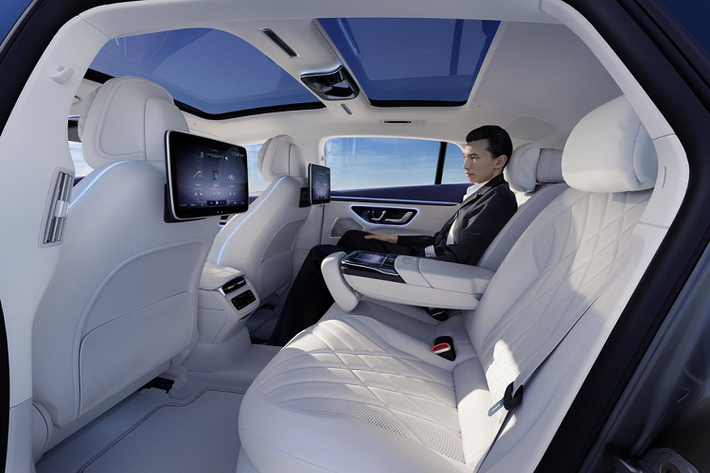 Như đã nói ở trên, Mercedes-Benz EQS chạy điện được xây dựng trên nền tảng khung gầm hoàn toàn mới, do hãng xe Đức phát triển riêng cho xe điện. Mẫu xe này có kích thước chiều dài tổng thể là 5.265 mm, tức dài hơn đáng kể so với bản tiêu chuẩn của S-Class.