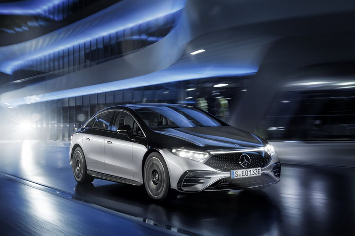 Hãng xe hạng sang nước Đức - Mercedes-Benz mới đây đã chính thức vén màn mẫu xe sedan thuần điện EQS. Trước đây, EQS vốn từng được coi là một phiên bản điện hoá của dòng S-Class nhưng thực tế lại cho thấy, đây là một mẫu xe hoàn toàn khác biệt về mọi thứ từ thiết kế tới khung gầm... Thậm chí, Mercedes-Benz EQS 2022 mới còn có phần "xịn xò" hơn hẳn so với người anh em S-Class.