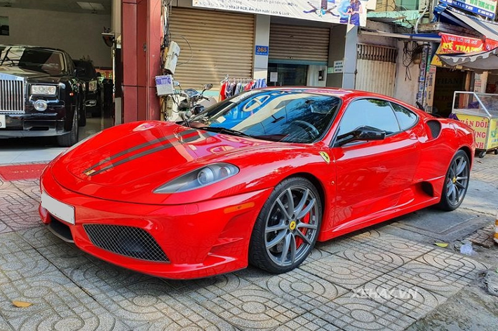 Là chiếc Ferrari F430 Scuderia thứ hai về nước, siêu xe này từng thuộc sở hữu của một doanh nhân Hải Phòng, người chủ cũ đã giữ gìn xe rất cẩn thận nên chiếc xe hơn 14 năm tuổi mới được chỉn chu như vậy.