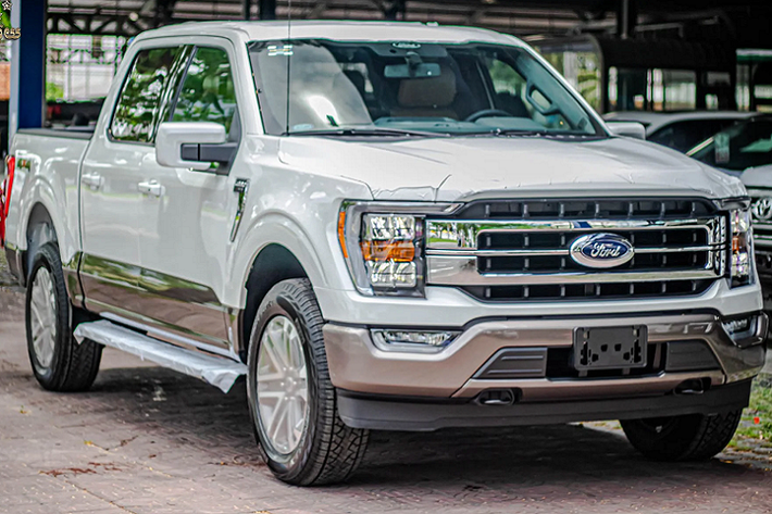 Chúng ta biết rằng, các dòng siêu bán tải Ford F-150 hay Toyota Tundra đa số được nhập từ thị trường Mỹ. Tuy nhiên, tình trạng thiếu chip hiện nay đã khiến các hãng xe tại Mỹ như Ford và Toyota đang gặp khó khăn trong việc sản xuất xe mới để giao cho khách hàng và các đại lý.