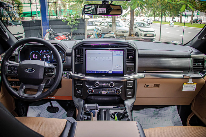Nội thất F-150 hoàn toàn mới được thiết kế tập trung vào thoải mái, tiện ích và công nghệ. Trang bị màn hình hỗ trợ lái kỹ thuật số, giải trí trung tâm cỡ lớn 12 inch, sử dụng hệ thống SYNC 4 mới nhận dạng giọng nói, hỗ trợ kết nối với Apple CarPlay và Android Auto. Hệ thống giải trí sử dụng dàn âm thanh cao cấp với 8 loa B&O, trang bị kiểm soát hành trình. Ghế ngồi được bọc da, ghế lái chỉnh điện 10 hướng, ghế phụ chỉnh điện 8 hướng.