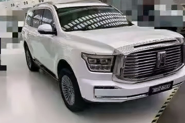 Nhà sản xuất ôtô Trung Quốc Great Wall Motors đã công bố một bộ ảnh phác thảo xem trước mẫu SUV cỡ lớn sắp ra mắt của hãng - Tank 600 hoàn toàn mới. Mẫu xe này sẽ được trình làng trong năm nay, đúng như tên gọi, Tank 600 được định vị ở giữa Tank 300 và Tank 700.