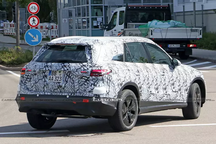 Trong lần này, chúng ta vẫn chưa có được những bức ảnh chi tiết khoang nội thất Mercedes-Benz GLC thế hệ thứ hai. Tuy nhiên với việc chia sẻ nhiều chi tiết với C-Class, mẫu SUV cỡ trung hoàn toàn mới của Mercedes-Benz có thể được trang bị đồng hồ lái kỹ thuật số với màn hình 12.3 inch và màn hình giải trí trung tâm kiểu máy tính bảng 11.9 inch. Các tiện ích và công nghệ khác cũng có thể được nâng cấp tương ứng