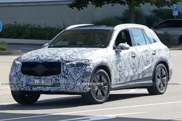 Mặc dù Mercedes vẫn chưa công bố chi tiết thông số kỹ thuật, nhưng chúng ta có thể kỳ vọng GLC thế hệ mới được tích hợp công nghệ EQ Boost, có thể cung cấp công suất tức thời 20 mã lực và 201 Nm mô-men xoắn. Phiên bản AMG có thể trang bị bộ pin 6.1 kWh và mô-tơ điện tích hợp vào cầu sau, tăng thêm 201 mã lực và 320 Nm mô-men xoắn.