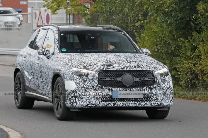 Trong đợt chạy thử mới nhất, Mercedes-Benz GLC thế hệ mới được giới săn ảnh chụp lại khá rõ ràng. Qua những hình ảnh này có thể thấy, GLC thế hệ mới có diện mạo tinh tế hơn với trục cơ sở dài hơn và nóc xe kéo cao về sau hơn, giúp mở rộng không gian hành lý cũng như khoang hành khách.