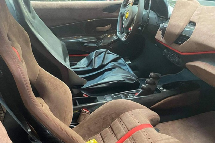 Những hình ảnh này cho thấy, đơn vị này đã làm xong các thủ tục thông quan và mang chiếc siêu xe Ferrari 488 Pista Spider này về công ty mình để trưng bày cũng như tìm kiếm các khách hàng. Hiện vẫn chưa rõ mức giá xe Ferrari 488 Pista Spider được công ty nhập khẩu mang về. Tại thị trường Mỹ, giá xe Ferrari 488 Pista Spider được chào bán 350.050 USD (tương đương 8,13 tỷ đồng). Với cách tính thuế tại Việt Nam, ước tính chủ nhân chiếc McLaren Senna phải bỏ ra số tiền không dưới 32 tỷ đồng để sở hữu và ra biển số.