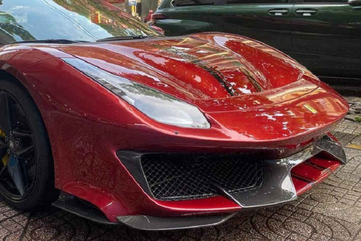 Đây cũng là chiếc siêu xe Ferrari 488 Pista Spider thứ 2 xuất hiện tại Việt Nam nhưng xe lại có nhiều cái độc nhất. So với siêu xe mui trần của Hoàng Kim Khánh, chiếc xe Ferrari 488 Pista Spider thứ 2 có nhiều tuỳ chọn carbon bao gồm cản va trước, ốp hốc gió bên hông, nẹp sườn hay cản va sau.