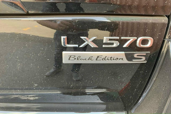 Lexus LX570 là dòng xe SUV hạng sang được các đại gia Việt rất yêu thích nên các phiên bản của mẫu xe được mệnh danh là "chuyên cơ mặt đất" luôn được mang về nước để phục vụ khách hàng. Bằng chứng rõ nhất là sự xuất hiện của chiếc Lexus LX570 Black Edition 2021.