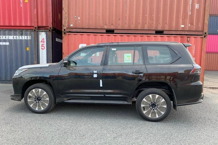 Dòng xe SUV hạng sang luôn được các đại gia Việt chào đón khá nồng nhiệt và tập trung vào 3 mẫu xe chính là Range Rover, Mercedes-AMG G63 và cuối cùng là Lexus LX570 hạng sang. Trong khi dòng xe Mercedes-AMG G63 được mệnh danh là "ông vua địa hình" thì Lexus LX570 được xem như là "chuyên cơ mặt đất".