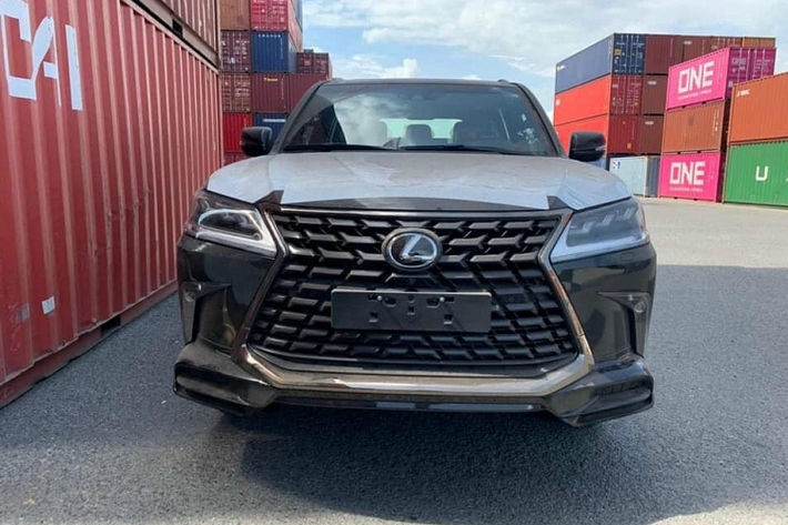 Mới đây nhất, 1 chiếc xe SUV hạng sang Lexus LX570 Black Edition 2021 mới đã được nhập khẩu về nước nhận được sự quan tâm rất lớn của giới mê xe trong nước. "Chuyên cơ mặt đất" Lexus LX570 phiên bản Black Edition 2021 đầu tiên về nước, giá trải nghiệm gần 10 tỷ đồng