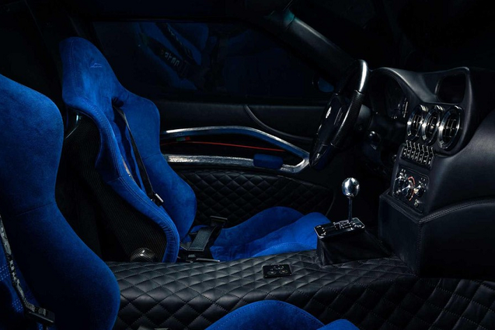 Trong khi Breadvan Homage vẫn có thể được coi là một chiếc 550 Maranello, siêu xe động cơ đặt trước đã mang một bộ thân vỏ thiết kế riêng, chế tạo thủ công mới bởi Bas van Roomen với đèn pha độc đáo, khe hút gió nằm sau chắn bùn trước, và một hệ thống 4 ống xả khác biệt. Phần nóc và capô xe cũng mang những chi tiết làm liên tưởng tới Breadvan nguyên bản ví như phần bong bóng trong suốt. Ngoài kính chắn gió, mọi tấm ốp thân vỏ đều đã được thay thế hoặc sửa đổi.
