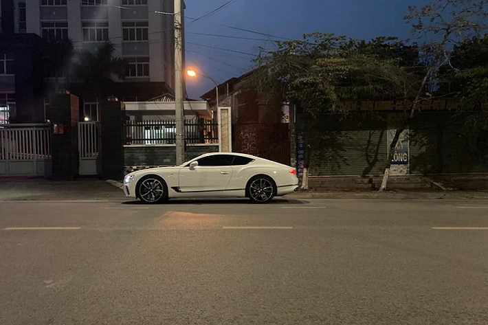 Mới đây, trên mạng xã hội lan truyền hình ảnh chiếc Coupe siêu sang Bentley Continental GT V8 thế hệ thứ 3 rất đẹp mắt và cá tính xuất hiện trên đường phố Thái Nguyên trong những ngày Xuân này đã nhận được không ít sự quan tâm của cộng đồng mạng. Hiện đây là 1 trong số ít những chiếc xe Coupe siêu sang Bentley Continental GT V8 được mang về Việt Nam.