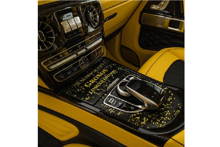 Mansory còn đặc biệt dùng các mảnh vàng nhỏ để trang trí cho cabin, chi tiết này xuất hiện cả trên vô lăng và ốp bệ cửa.