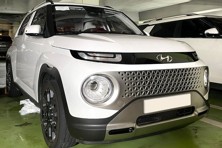 Như thông tin đã đưa, mẫu xe Hyundai Casper 2022 giá rẻ được phát triển dựa trên cơ sở gầm bệ K1 chung với Grand i10. Do đó, mẫu xe này còn được gọi là phiên bản SUV của Hyundai Grand i10. Hyundai Casper 2022 sở hữu chiều dài 3.595 mm, chiều rộng 1.595 mm, chiều cao 1.575 mm và chiều dài cơ sở 2.400 mm. Với kích thước này, đây chính là mẫu SUV nhỏ nhất của thương hiệu Hyundai hiện nay.