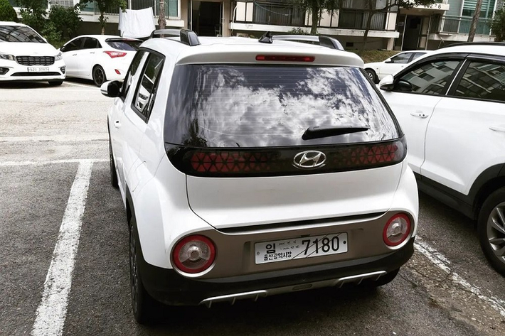 Khi mua Hyundai Casper 2022, khách hàng Hàn Quốc có thể chọn 1 trong 2 loại động cơ xăng. Đầu tiên là động cơ 3 xi-lanh, hút khí tự nhiên, dung tích 1.0L. tạo ra công suất tối đa 75 mã lực. Thứ hai là động cơ 3 xi-lanh, tăng áp, dung tích 1.0L với công suất tối đa 99 mã lực. Động cơ kết hợp với hệ dẫn động cầu trước, hộp số sàn 5 cấp hoặc tự động 5 cấp. Trong đó, động cơ tăng áp chỉ dành riêng cho phiên bản Active.