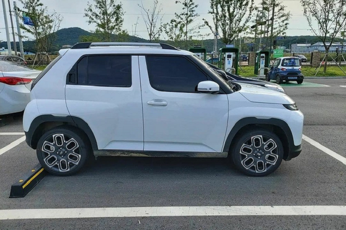 Hyundai Casper 2022 mới là mẫu SUV hạng A hoàn toàn mới đã lần đầu tiên trình làng vào hồi đầu tháng 9 này. Hiện tân binh của gia đình Hyundai vẫn chưa chính thức được bày bán trên thị trường Hàn Quốc. Tuy nhiên, mẫu SUV nhỏ xinh này đã xuất hiện tại các đại lý ở xứ sở kim chi, nhờ đó, chúng ta có thể biết rõ thiết kế ngoài đời thực của Hyundai Casper 2022.