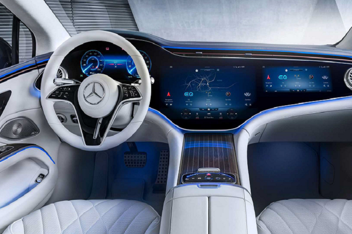 Theo kế hoạch, Mercedes-Benz EQS 2022 chạy điện có tổng cộng 2 phiên bản EQS 450+ mạnh 329 mã lực (245 kW), dẫn động cầu sau (RWD). Trong khi phiên bản EQS 580 4Matic mạnh 516 mã lực (385 kW) sử dụng hệ dẫn động bốn bánh toàn thời gian 4Matic. Thời gian tăng tốc từ 0 – 96 km/h lần lượt cho hai mẫu xe: 5,5 và 4,1 giây, trước khi đạt tốc độ tối đa giới hạn ở mức 210 km/h.