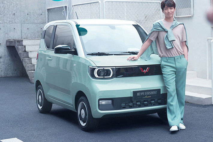 Wuling Hongguang Mini EV siêu rẻ là mẫu ôtô điện đã được tung ra thị trường Trung Quốc vào hồi tháng 7 năm ngoái. Nhờ giá bán dao động từ 29.800 - 38.800 Nhân dân tệ (khoảng 106 - 138 triệu đồng), mẫu xe Trung Quốc do liên doanh của tập đoàn General Motors, công ty SAIC và Wuling Motors sản xuất đã nhanh chóng thành công vang dội trên thị trường.