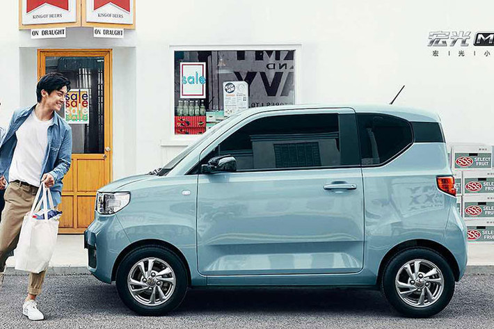 Thậm chí, Wuling Hongguang Mini EV cỡ nhỏ hiện còn là mẫu ôtô điện bán chạy nhất tại thị trường Trung Quốc, vượt mặt Tesla Model 3. Trong tháng 7/2021 vừa qua, đã có 30.706 chiếc Wuling Hongguang Mini EV bán ra tại Trung Quốc trong khi con số tương ứng của Tesla Model 3 chỉ là 6.601 chiếc.