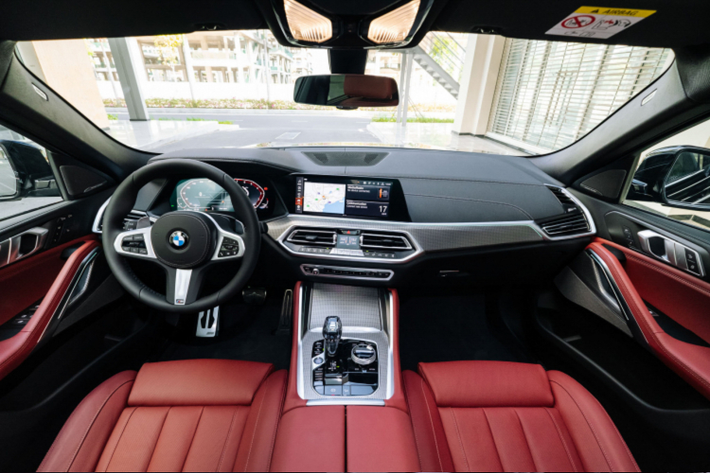 Bên dưới nắp ca-pô BMW X6 xDrive40i M Sport là khối động cơ 6cyl thẳng hàng dung tích 3.0L tăng áp công nghệ TwinPower Turbo cho công suất cực đại 340 mã lực tại dải vòng tua máy 5.500 - 6.500 vòng/phút và mô-men xoắn cực đại 450 Nm tại dải vòng tua 1.500 - 5.200 vòng/phút.