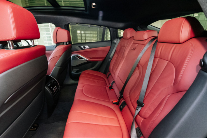 BMW X6 nhập chính hãng được trang bị gói M-Sport trang trí gồm vô lăng thể thao M, pedal thể thao M, ốp bệ cửa với logo M, chìa khoá M Sport và bảng đồng hồ thể thao M. Nội thất ốp nhôm “Tegragon” và trần xe BMW Individual màu đen Anthracite hay cần số pha lê và hơn nữa.