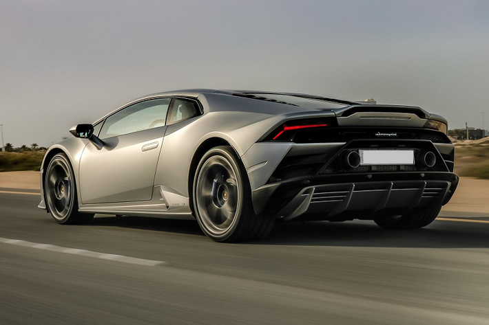 Hiện vẫn chưa rõ là giá xe Lamborghini Huracan EVO tại Việt Nam được chào bán ra sao, chỉ biết rằng, tại thị trường Mỹ, dòng siêu xe Lamborghini Huracan EVO có giá 261.274 đô la, tương đương 6 tỷ đồng.