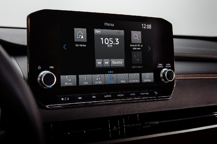 Danh sách trang bị tiện nghi, an toàn nổi bật của Mitsubishi Outlander 2021 gồm có màn hình cảm ứng 9 inch, hiển thị vận tốc trên kính lái HUD, kết nối Apple CarPlay không dây hoặc Android Auto, hệ thống loa Bose 10 chiếc, điều hòa tự động 3 vùng, kiểm soát hành trình thích ứng, hỗ trợ giữ làn, 11 túi khí...