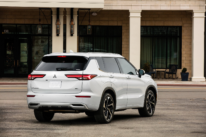 Ở đời xe mới, Mitsubishi Outlander được trang bị tiêu chuẩn nội thất 7 chỗ ngồi. Ngoài Nissan X-Trail, các đối thủ khác của Mitsubishi Outlander 2021 có thể kể đến Honda CR-V, Mazda CX-8, Hyundai Santa Fe, Kia Sorento hay Peugeot 5008.