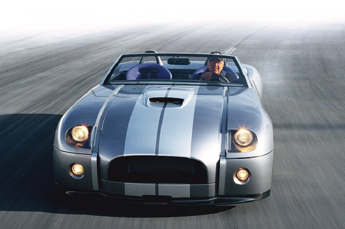Đích thân huyền thoại Carroll Shelby (lúc đó đã 81 tuổi) tự tay cầm lái mẫu xe này trong hơn 241 km