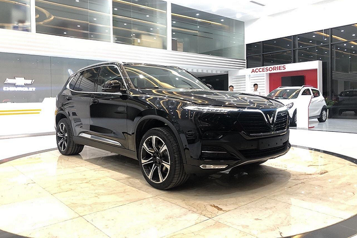 Mẫu xe SUV VinFast LUX SA2.0 sở hữu ngoại hình ấn tượng. Ở bản cao cấp nhất, mẫu xe này có những trang bị đáng chú ý như nội thất bọc da Nappa, vô lăng 3 chấu thể thao, ghế lái chỉnh điện 12 hướng, bàn đạp bằng thép không gỉ, hệ thống đèn viền, màn hình thông tin giải trí dạng cảm ứng cỡ lớn và nằm dọc, hỗ trợ kết nối với điện thoại thông minh qua Android Auto và Apple CarPlay hay bảng đồng hồ analog kết hợp với màn hình màu đa thông tin.