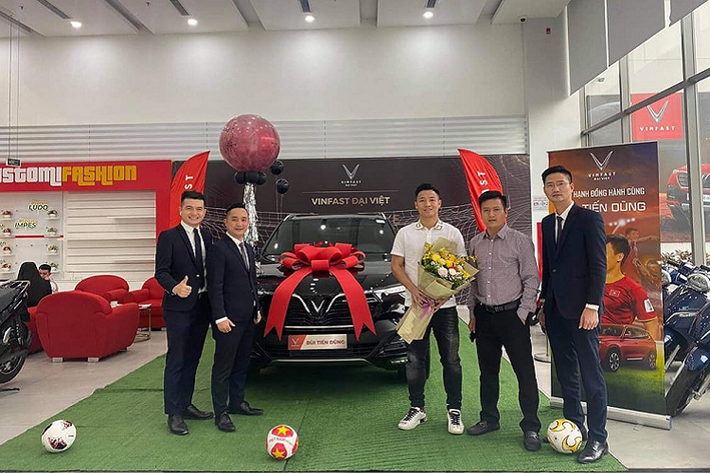 Vào hồi tháng 12/2019, trung vệ Bùi Tiến Dũng đã gây xôn xao khi tậu chiếc SUV hạng sang Mercedes-Benz GLC để tặng cho bà xã Khánh Linh. Sau hơn 1 năm, cầu thủ hiện đang chơi cho Trung tâm Thể thao Viettel lại tiếp tục mua thêm một chiếc ôtô nữa. Lần này, Bùi Tiến Dũng ủng hộ thương hiệu xe nước nhà khi chọn chiếc VinFast LUX SA2.0 đời mới.