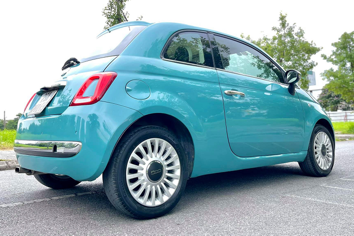 Fiat 500 một lựa chọn dành cho những chị em có điều kiện kinh tế khá giả, đang tìm kiếm một chiếc hatchback cũ mang thiết kế châu Âu trang nhã, ít “đụng hàng” để đi phố.