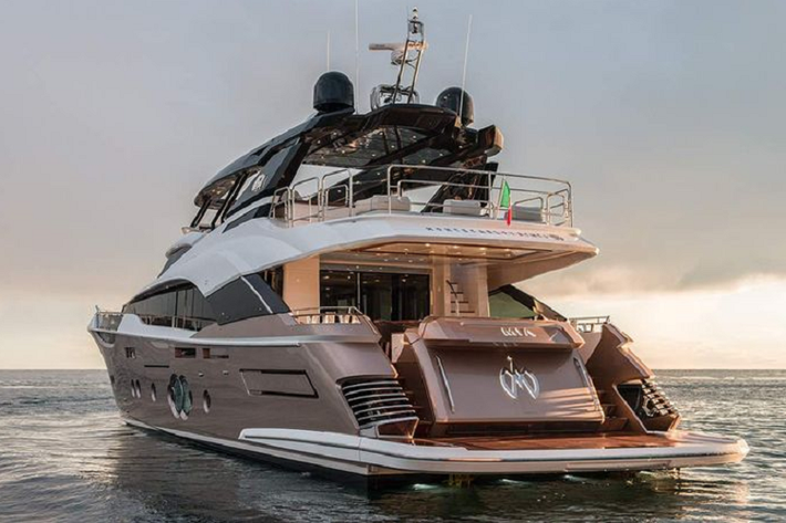 Boong flybridge của MCY 96 không quá rộng nhưng có đủ bàn ăn cho 10 người và một bồn tắm ở mũi thuyền, phần boong này có thể được che lại bằng mái che phía trên.