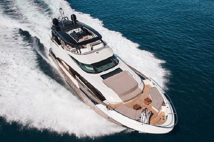 Monte Carlo Yachts MCY 96 mới có kích thước dài hơn 29 m (96 feet), rộng khoảng 6,94 m và nặng 98 tấn. MCY 96 là một sản phẩm hợp tác giữa hãng du thuyền Monte Carlo Yachts và Nuvolari Lenard - studio chuyên thiết kế du thuyền, nó được chế tạo từ các vật liệu nhẹ và bền như sợi Kevlar và sợi carbon.