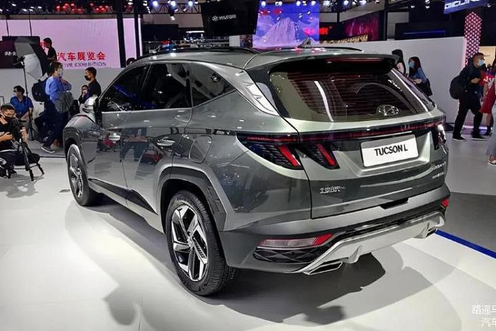 Xe được áp dụng ngôn ngữ thiết kế mới với tên gọi Sensuous Sportiness (Thể thao gợi cảm), Hyundai cho biết đây là sự kết hợp giữa "giá trị cảm xúc với các giải pháp sáng tạo trong thiết kế". Ở phần đầu xe, đặc điểm nổi bật nhất chính là bộ lưới tản nhiệt sử dụng họa tiết hình tam giác khá độc đáo lấy cảm hứng lấy từ Elantra và Sonata. Tuy nhiên không như 2 mẫu sedan trên, đèn pha Tucson được tích hợp thẳng vào tản nhiệt và ẩn mình đi vào ban ngày khi hệ thống đèn LED chiếu sáng không được kích hoạt.