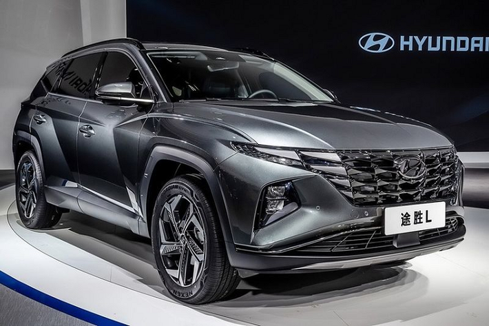 Hyundai Tucson L ra mắt khách hàng lần đầu tiên tại triển lãm Ô tô Bắc Kinh hồi tháng 9 năm ngoái. Sau 3 tháng chờ đợi, cuối cùng thông tin về động cơ của Hyundai Tucson L 2021 giờ mới được hé lộ. Theo một số thông tin từ Bộ Công nghiệp và Công nghệ Thông tin Trung Quốc, Hyundai Tucson L sẽ được trang bị khối động cơ 4 xi-lanh, dung tích 1.5L, cho ra công suất tối đa 200 mã lực, đi kèm với hộp số tự động ly hợp kép 7 cấp.