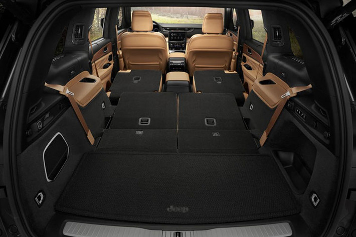 Các tính năng an toàn tiêu chuẩn trên Jeep Grand Cherokee L 2021 gồm có hệ thống hỗ trợ giữ làn đường, hệ thống cảnh báo phương tiện cắt ngang khi lùi, hệ thống phát hiện người đi bộ/người đạp xe, hệ thống phanh khẩn cấp tự động, cảnh báo điểm mù, camera lùi, cảnh báo chệch làn và cảnh báo áp suất lốp. Ngoài ra, chiếc SUV còn có hệ thống tự lái cấp độ 2.